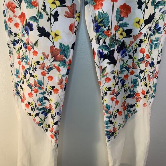 FABLETICS Women’s Brogan White Flowered Capris / Size: Small 4-6 - Picture 10 of 10